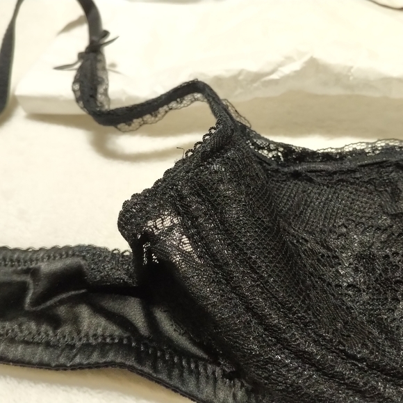 ✨SALE: 2 for 50% off!✨ ✨NWOT✨ Black Lace Bra - Picture 2 of 7